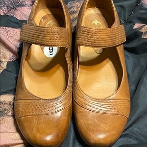 Women leather wedge shoes size 9 Velcro closing